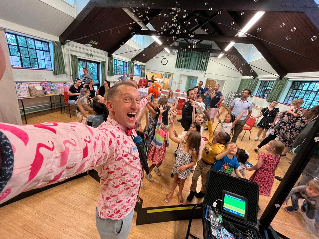 Magician and party entertainer Ritchie Rosson at a birthday in Surrey 2022. Entertainer near me
